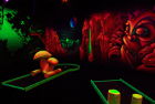 mini golf blacklight en intérieur