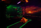 mini golf blacklight en intérieur avec obstacle tunnel