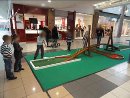 location de mini-golf avec le pont suspendu dans un centre commercial